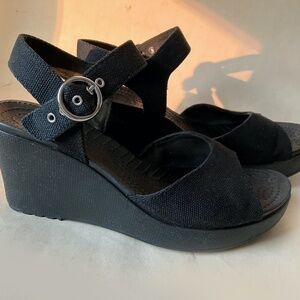 CROCS platform wedge sandal black canvas size 8 Hanalei